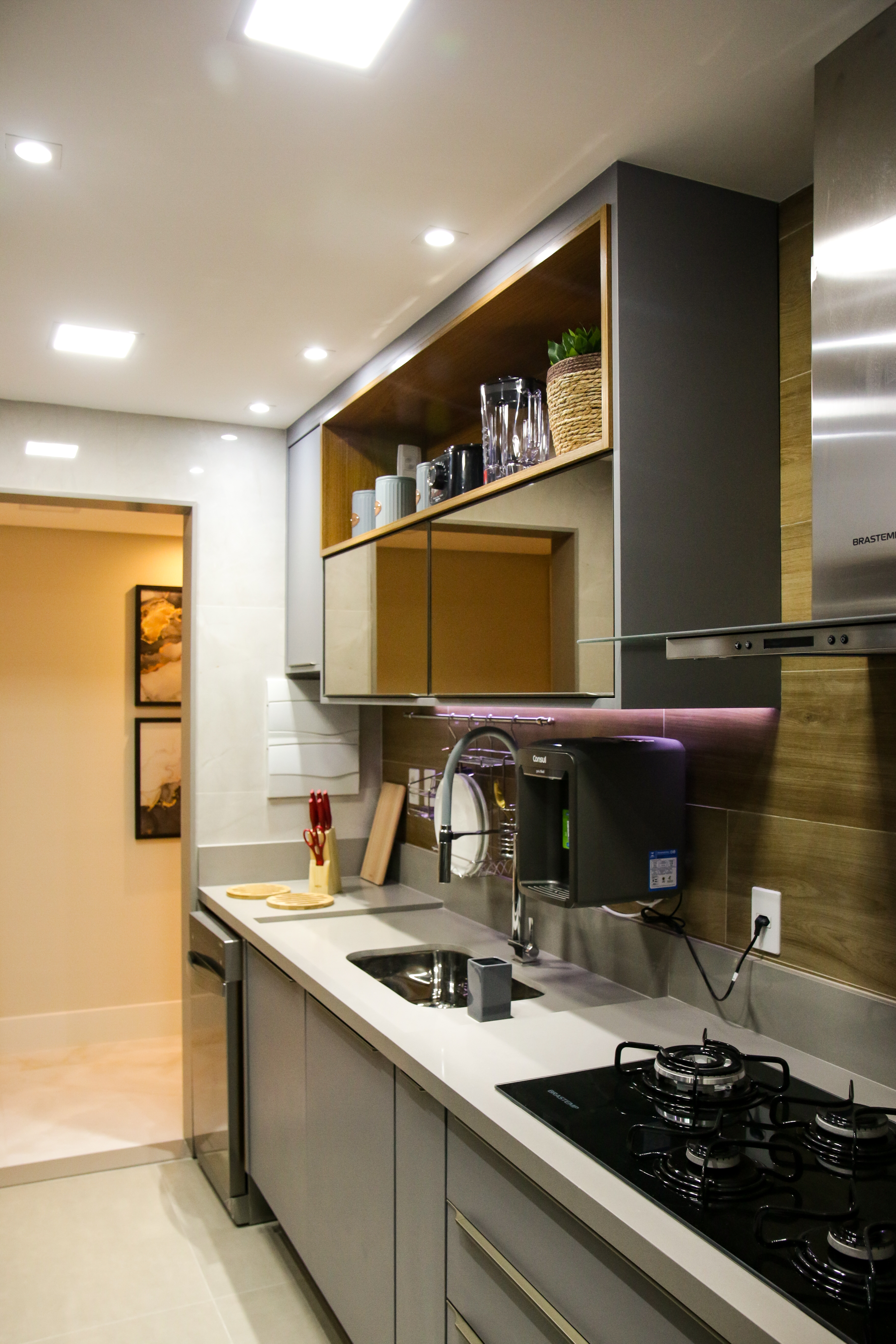 Detalhe de marcenaria — cozinha com coifa Brastemp