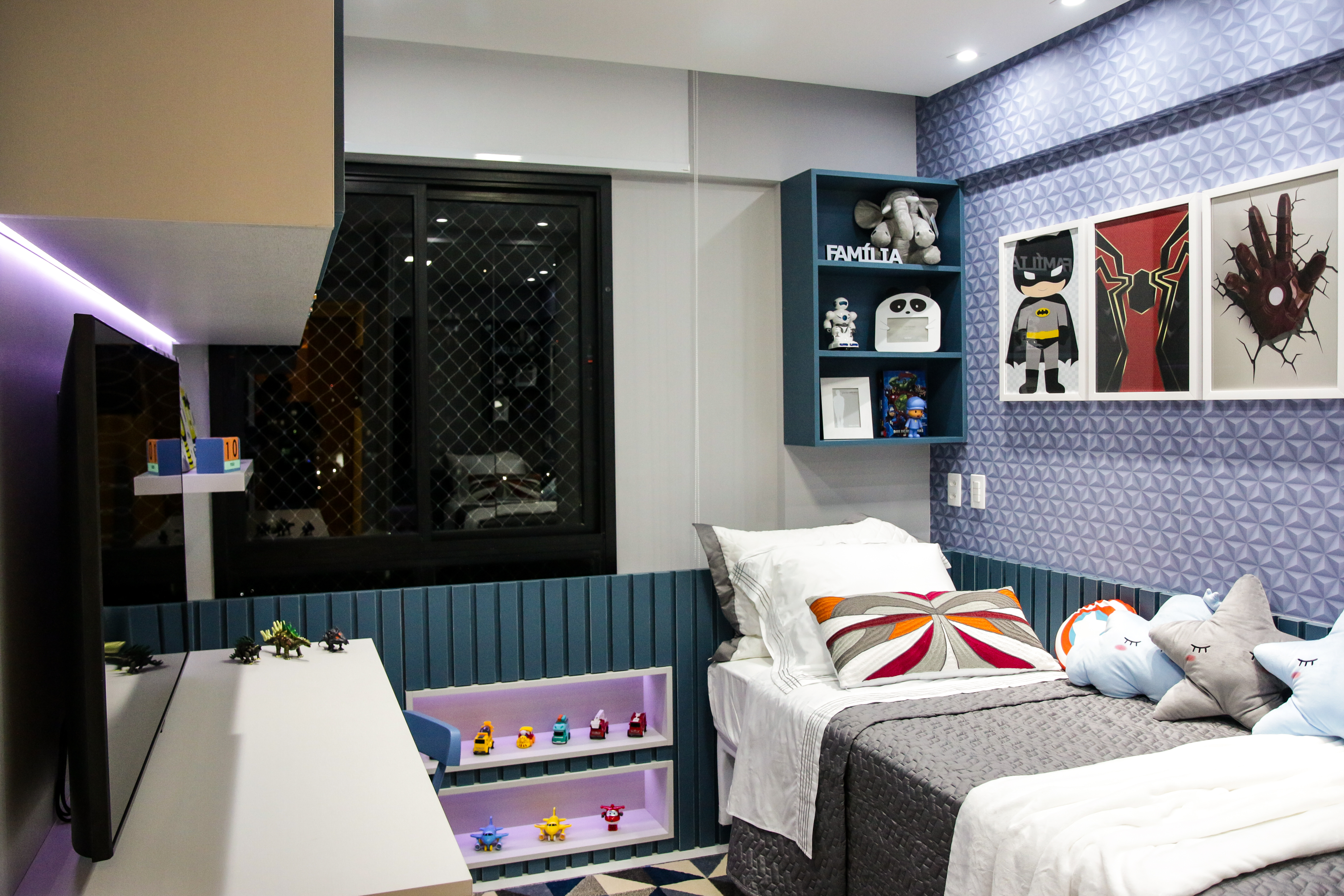 Quarto infantil temático com marcenaria azul e nichos