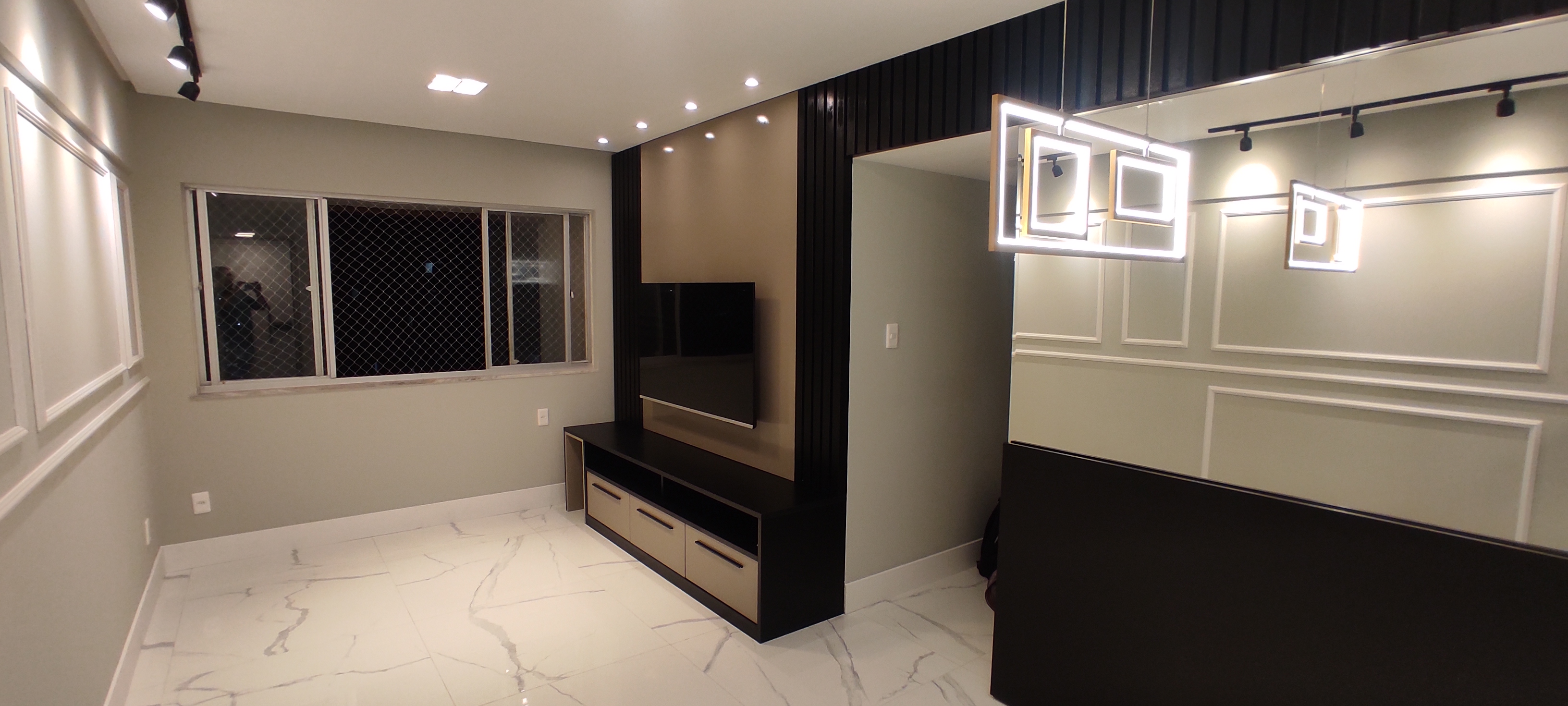 Sala completa com painel de TV e marcenaria assinada