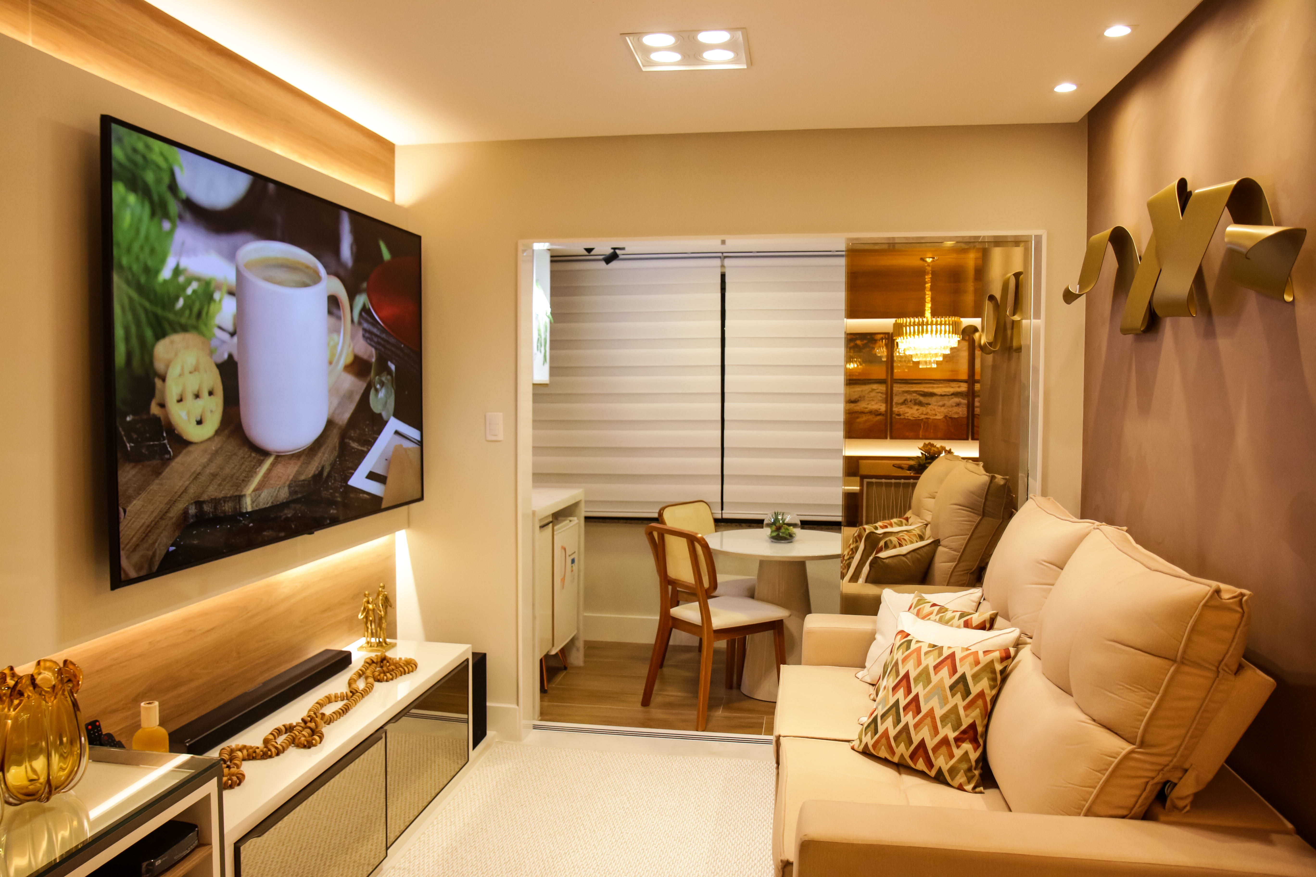 Sala finalizada com marcenaria de painel de TV e rack
